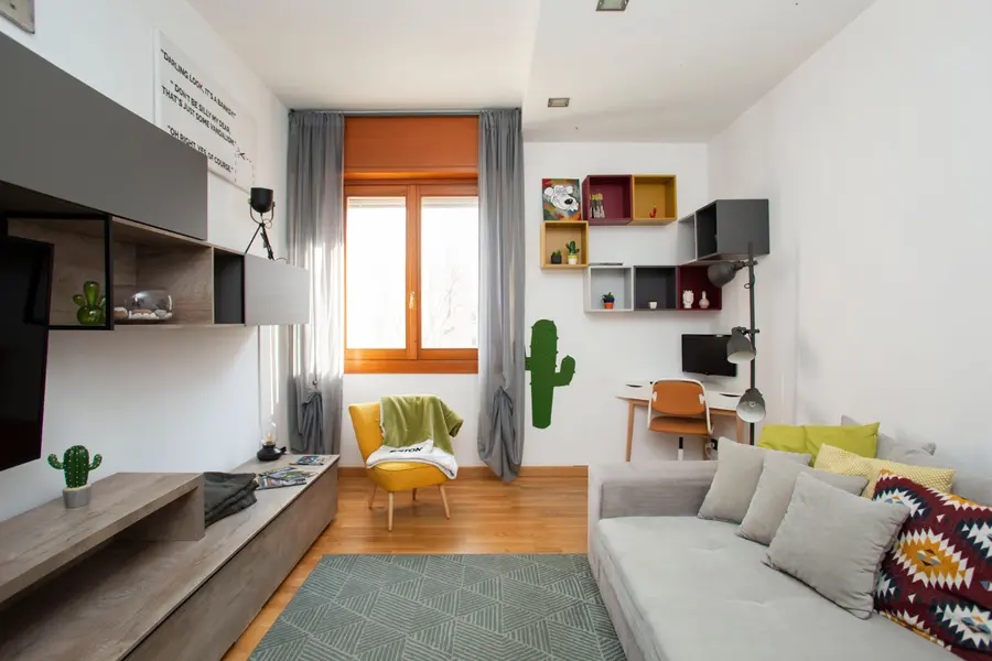 Soggiorno Kaktus House con divano e arte urbana